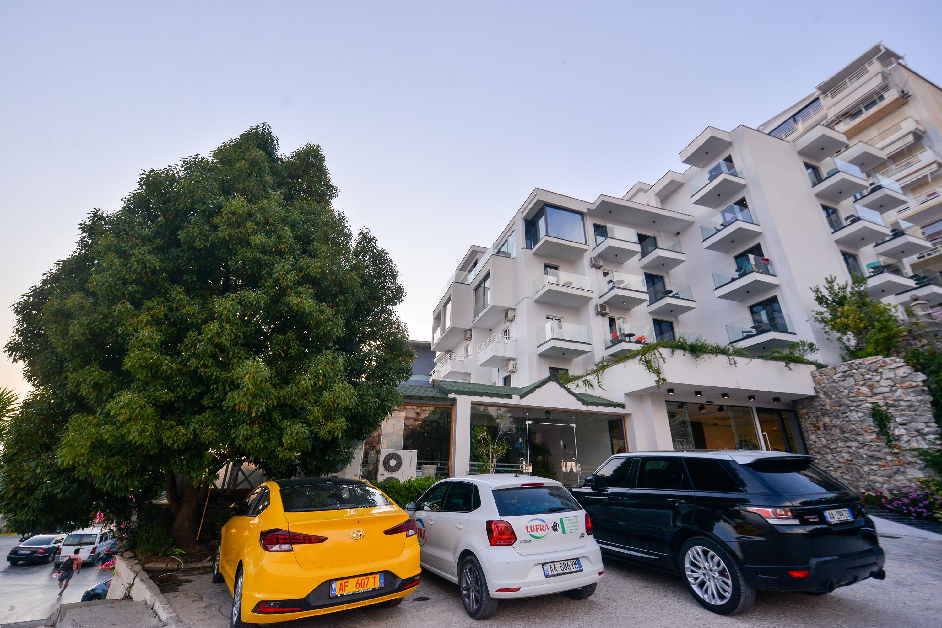 סרנדה Hotel Nertili מראה חיצוני תמונה